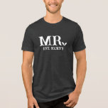 Camiseta Gótico de Bat Branco Sr. Data de Casamento Estabel<br><div class="desc">O gótico criou a camiseta RM personalizada com a data em que você foi casado e um morcego substituindo o período. Mostre ao mundo quando você oficialmente se tornou marido com esta tenda para o gótico com RM em letras grandes brancas, com um morcego como ponto, e sua data de...</div>