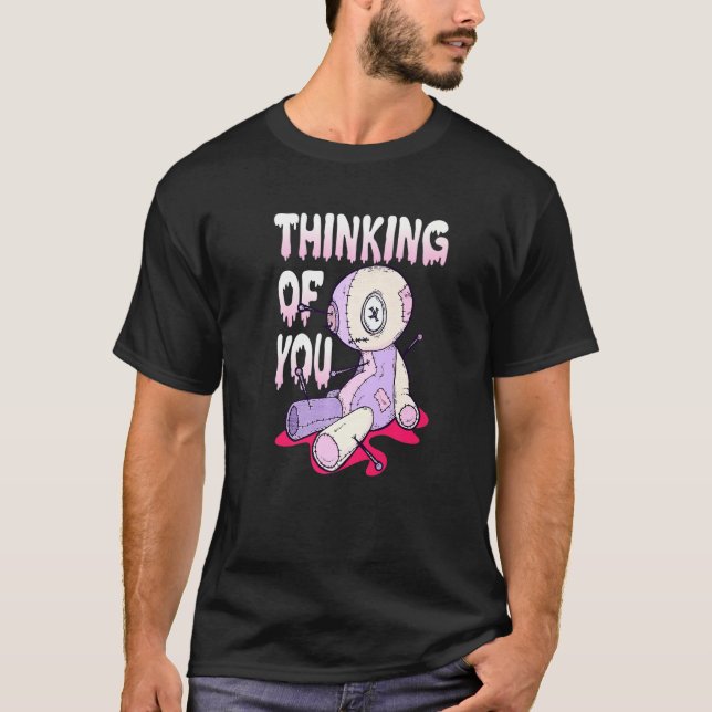 Camiseta Gótico Pastel, Boneca Voodoo Pensando Em Seu Urso  (Frente)
