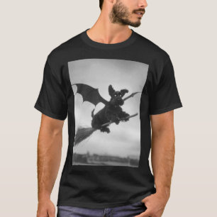 Camiseta Gótico Schnauzer Bruxa Vassoura Asas de Morcego As