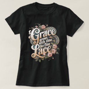 Camiseta Graceful Vintage: Design de rendas e flor