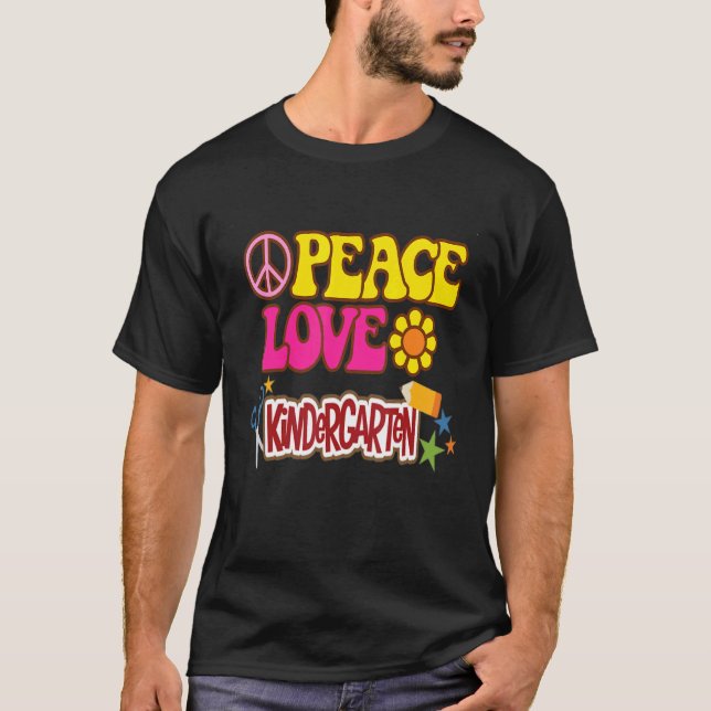 Camiseta Grade Teacher Peace Love Kindergarten Team Kinder  (Frente)