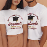 Camiseta Graduação da Escola Personalizada do Formando Dour<br><div class="desc">Estas modernas t-shirts de formando mais velho personalizado de marrom e dourado apresentam o seu nome de segundo grau ou de universidade para a classe de 2025. Personalize com o seu ano de graduação com o script manuscrito chic e o boné formando preto para um excelente personalizado de festa de...</div>