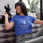 Camiseta Graduação da Escola Veterinária Azul Personalizada<br><div class="desc">Esta camiseta de graduação de veterinária azul personalizável apresenta tipografia branca para uma classe de formando 2025. Personalize com o seu ano de graduação sob o caduceus médico para um veterinário comemorativo personalizado excelente para o seu colégio ou universidade.</div>