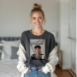 Camiseta Graduação da Revista Fotográfica com Script de For<br><div class="desc">Coloque seu formando no cobrir do cobrir de revistas personalizado com nossa divertida camiseta de graduação inspirada na revista. Design apresenta um design de foto do cheio para incluir a foto do formando. "O Formando" está sobreposto em um roteiro de na moda. Personalize com o nome do formando, sobrenome, ano...</div>