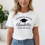 Camiseta Graduação de Nomes de Script Preto de parabéns<br><div class="desc">Camisa de festa de formatura personalizada perfeita para pais orgulhosos e família do formando. Celebre o formando simples e na moda que inclui os "Parabéns" com o nome do formando na escrita moderna e seu ano de aula, acentuados com um boné de formatura. O espaço para uma foto opcional é...</div>