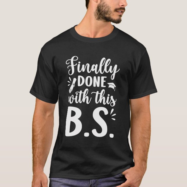Camiseta Graduação finalmente concluída do Solteiro de grad (Frente)
