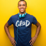 Camiseta Graduação moderna de tendências de formando a negr<br><div class="desc">Comemore a graduação com essa camiseta na moda que apresenta um "formando" ousado em branco, em forma de bruxaria, junto com texto personalizável que pode ser nome escolar, ano de graduação ou outro. Escolha sua camisa colorida da escola e agite esta camisa com orgulho. Coordena-se com a coleção de Formandos...</div>