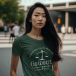 Camiseta Graduação na Faculdade de Direito Verde Personaliz<br><div class="desc">Esta camiseta de graduação da escola de direito verde personalizada apresenta tipografia branca para uma classe de formando 2025. Personalize com seu ano de graduação,  sob a escala de justiça,  um excelente de advogado comemorativo personalizado para sua faculdade ou universidade.</div>