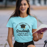Camiseta Graduação Personalizada do Formando Azul do Céu Br<br><div class="desc">Essas camisetas de formando mais velho azul-céu legal apresentam seu segundo grau ou nome de faculdade para a classe de 2025. Personalize com o seu ano de graduação com o script manuscrito em chic e o boné de formando preto para um excelente personalizado de festa de formatura.</div>