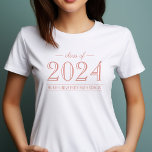 Camiseta Graduação personalizada Dourada do Rosa Elegante 2<br><div class="desc">Personalize esta camisa de graduação da Classe 2022 personalizada para o seu formando! O design de camiseta dupla apresenta texto colorido rosa dourado com o ano de classe do formando e o nome da escola no nome da frente/formando no script no verso. As cores de texto e t-shirt podem ser...</div>