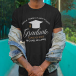 Camiseta Graduação personalizável de Segundo grau preto<br><div class="desc">Esta camiseta moderna personalizada de formando mais velho apresenta a tipografia preta chic sob um nome de segundo grau ou faculdade para a classe de 2025. Personalize com o seu nome e ano sob a adorável caligrafia para uma equipe de excelente. Guarde presente para mais velho.</div>