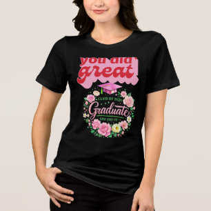 Camiseta Graduada da Turma de 2026 Ela Conseguiu Floral Ros