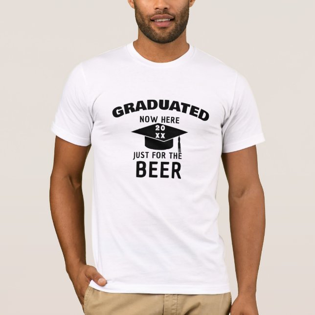 Camiseta Graduated Now Here for Beer Tee - Funny Grad Shirt (Frente)