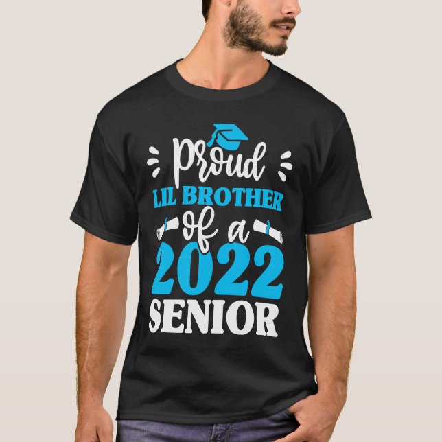Camiseta Graduation  Proud Lil Brother Of 2022 Senior Gradu (Frente)