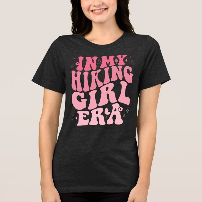 Camiseta Gráfica Boho Pink Hiking Vibes Era (Frente)