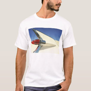 Camiseta Gráfica: Close-up da barbatana e luz traseira em