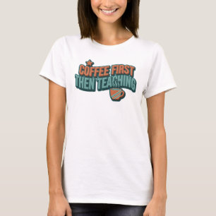 Camiseta Gráfica COFEE PRIMEIRO ENTÃO ENSINO Elega