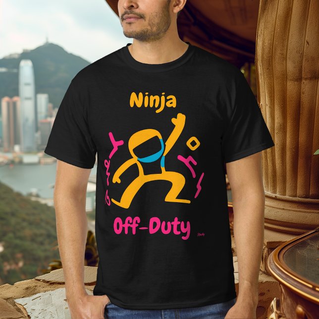 Camiseta gráfica de ninja fora de serviço em estil (Criador carregado)
