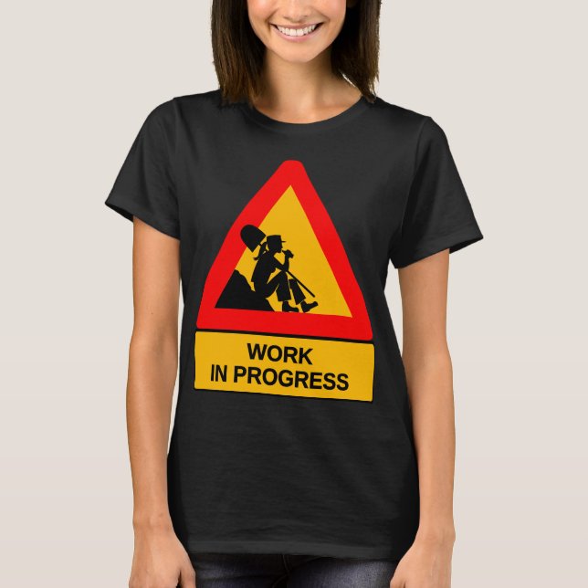 Camiseta Gráfica Engraçada de Trabalho em Andament (Frente)