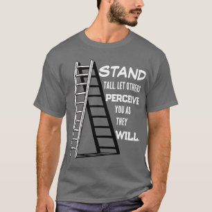 Camiseta Gráfica Escura com Citação Estoica 'Fique