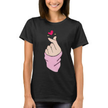 Camiseta Gráfica Minimalista com Coração de Dedos