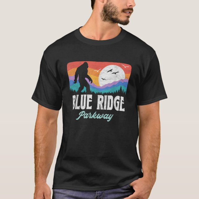 Camiseta Gráfico das Montanhas Bigfoot Blue Ridge Parkway V (Frente)