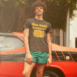 Camiseta Gráfico de Casserol Engraçado de Hot Dish Summer<br><div class="desc">Esqueça o verão da Garota Quente,  é hora do verão de Quente. Um casserol saboroso em uma frigideira de safra corresponde à letra retrorada do estilo nesta árvore gráfica.</div>