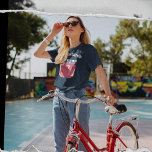 Camiseta Gráfico de Mensagens Personalizadas de Emperrament<br><div class="desc">Adicione um slogan engraçado ou uma mensagem personalizada para criar seu próprio gráfico personalizado. Sua mensagem aparece em letras maiúsculas e minúsculas acima de uma ilustração de um pote de emperramento. O boião está cheio de um geleia de fruta vermelha escura e tem uma tampa de xadrez creme e de...</div>