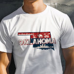 Camiseta Gráfico de Oklahoma Icônico para Viagem Retro<br><div class="desc">Celebre o Estado Mais Cedo com esta Camisa Gráfica de Oklahoma, Viagem Icônica e Retroativa. Com um design inspirado na safra que captura o encanto único e rico patrimônio de Oklahoma, esta camisa é perfeita para viajantes e residentes. Feito com materiais de alta qualidade para um ajustado confortável, é ideal...</div>