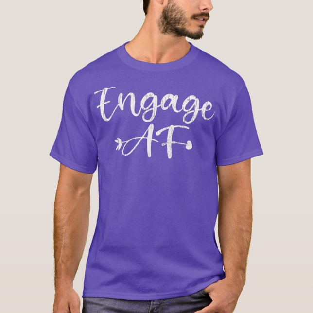 Camiseta Gráfico do Noivado Encantado AF Funny Fianceic (Frente)