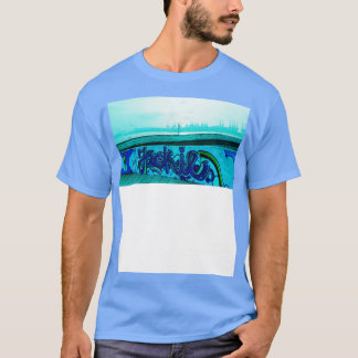 Camiseta Grafite azul em frente ao porto de Hamburgo com gr