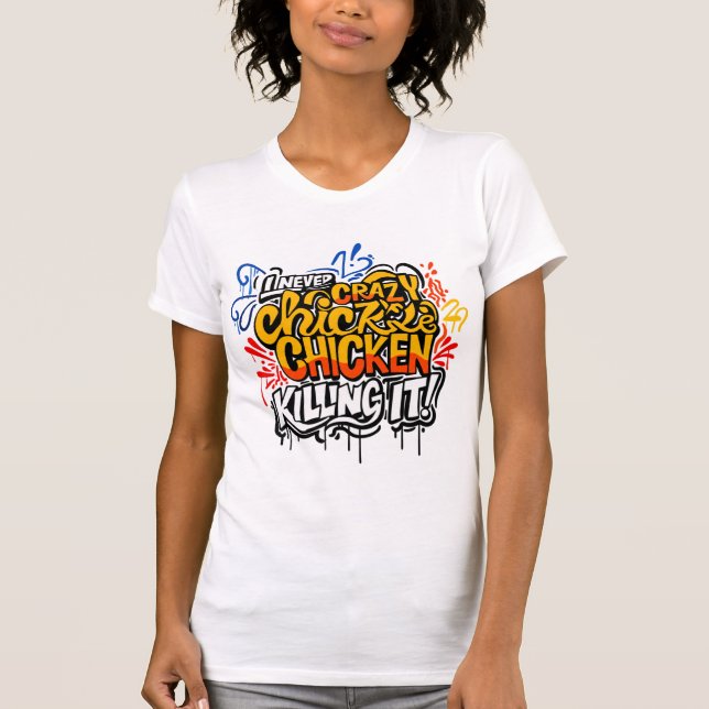 Camiseta Grafite Senhora Frango Louca Matando a Pa (Frente)