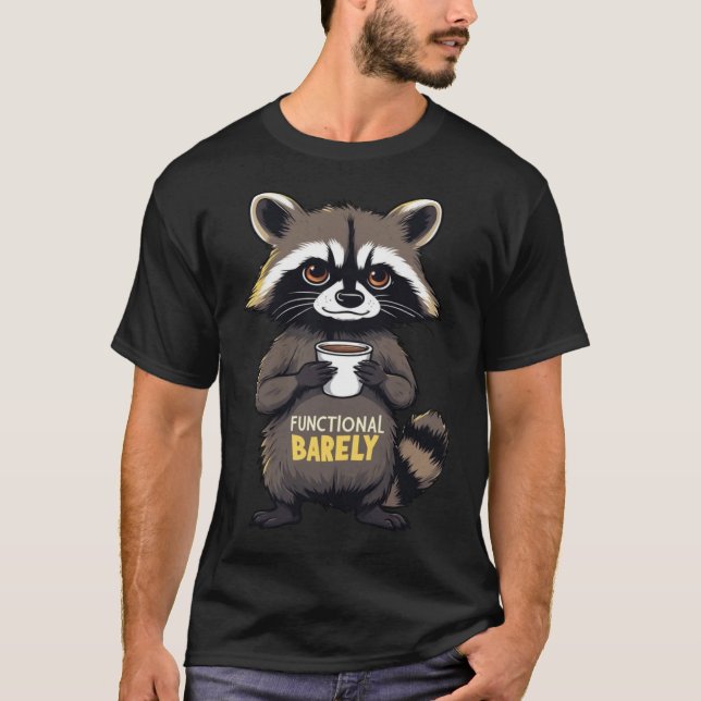 Camiseta Grafo de Guaxinim Engraçado Segurando Café - Funci (Frente)