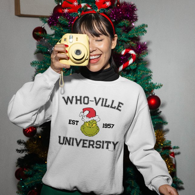 Camiseta Gralha | Universidade de Who-ville no Leste de 195 (Person wearing sweater)