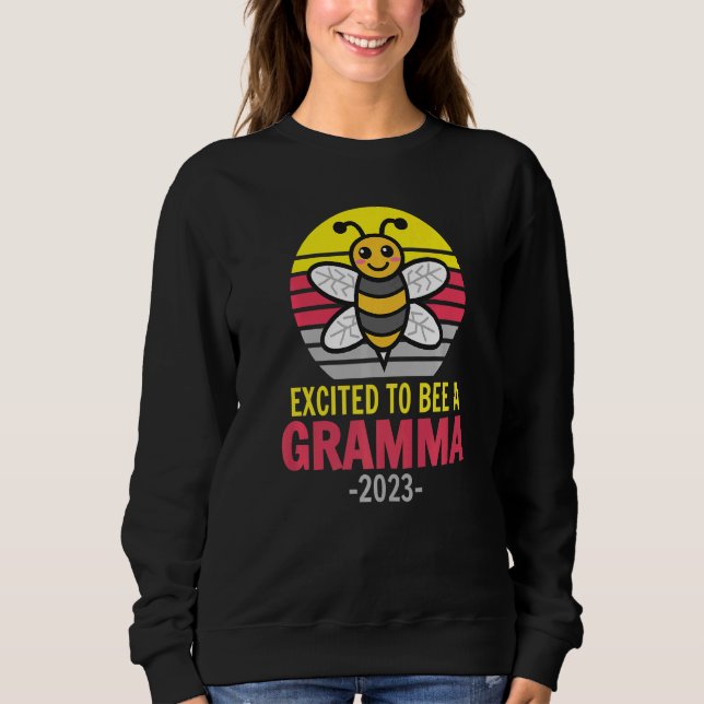 Camiseta Gramma 2023  Bee  Grandma  Excited To Be A Gramma (Frente)
