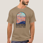 Camiseta Grand Canyon National Park Arizona Vintage<br><div class="desc">Grande Canyon vetor trabalho de arte design. O parque abriga grande parte do imenso Grand Canyon,  com suas bandas em camadas de rocha vermelha revelando milhões de anos de história geológica.</div>