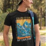 Camiseta Grand Teton National Park Wyoming Retro Distante<br><div class="desc">Grande Teton vetor trabalho de arte design. O parque inclui os maiores picos da Faixa Teton,  assim como a maioria das seções de norte do vale conhecido como Jackson Hole.</div>