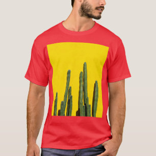Camiseta Grande Cactus crescendo alto em frente a uma pared