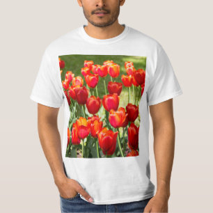 Camiseta Grande campo de tulipas vermelhas