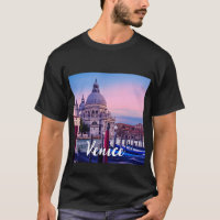 Grande Canal com gondolas e igreja em Veneza