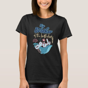 Camiseta Grande Irmão Da Rapariga De Aniversário Sob O Maça