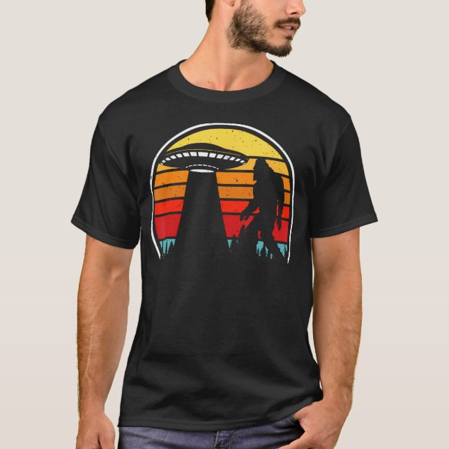 Camiseta Grande Pé Alienóide Ovni Disco Voador Abdução Retr (Frente)