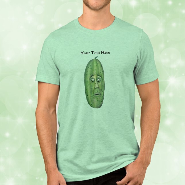Camiseta Grande Picada Verde Com Uma Face Surpreendente (Silly looking face green eyes on big green pickle with a stem on men's tee shirt.)