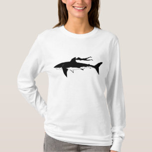 Camiseta Grande tubarão branco que desliza - no fundo clar