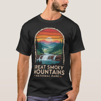 Camiseta Grandes Montanhas Fumosas Pôr do Sol Retro Cascata