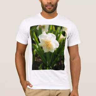 Camiseta Grandes narcisos brancos em um dia de primavera