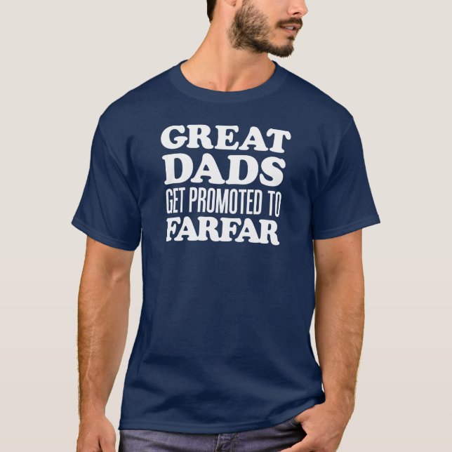 Camiseta Grandes pais promovidos a Farfar (na OBSCURIDADE) (Frente)