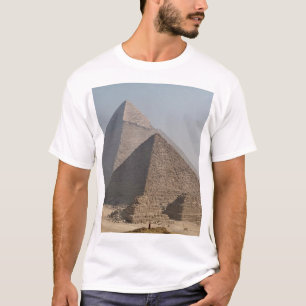 Camiseta Grandes Pirâmides de Gizé sob um céu azul claro, E