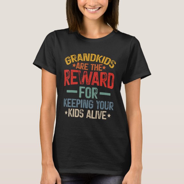 Camiseta Grandkids Are The Reward For Keeping Your Kids Ali (Frente)
