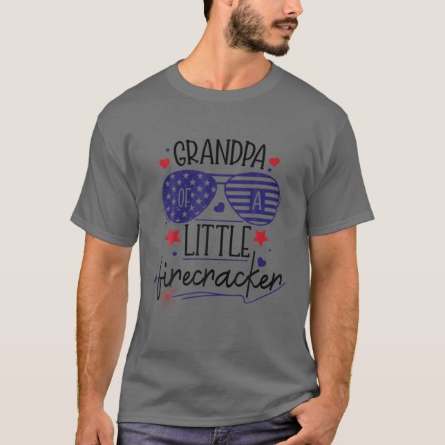 Camiseta Grandpa Of A Little Firecracker 4Th Of July Family (Frente)